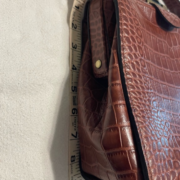 Elegant Brown Crocodile-Embossed Handbag - Picture 9 of 10